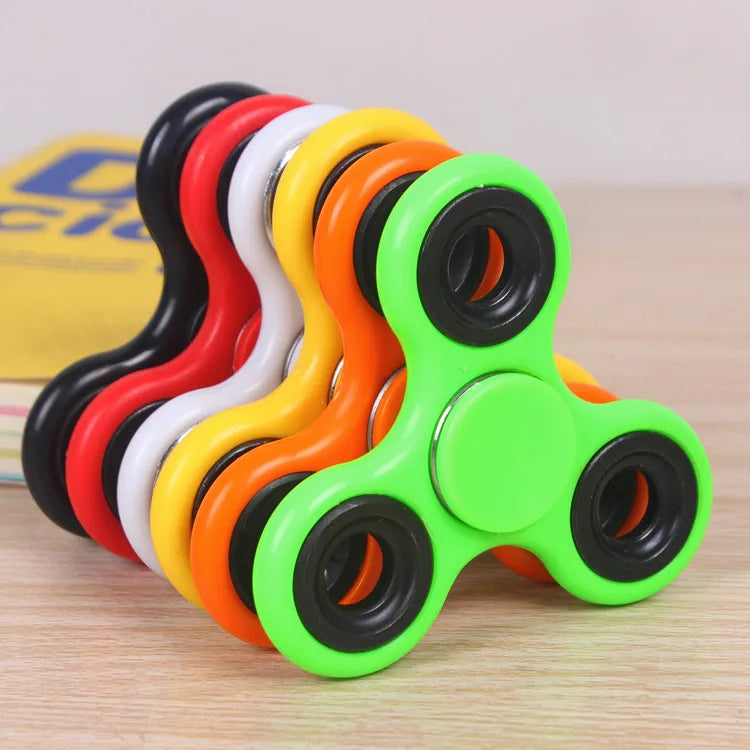 🌀 The Original Spinner – Simple, Smooth, Satisfying
The classic fidget spinner never goes out of style. Designed for both kids and adults, it’s the perfect way to reduce stress, fight boredom, and improve focus anywhere.