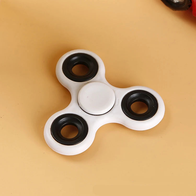 🌀 The Original Spinner – Simple, Smooth, Satisfying
The classic fidget spinner never goes out of style. Designed for both kids and adults, it’s the perfect way to reduce stress, fight boredom, and improve focus anywhere.